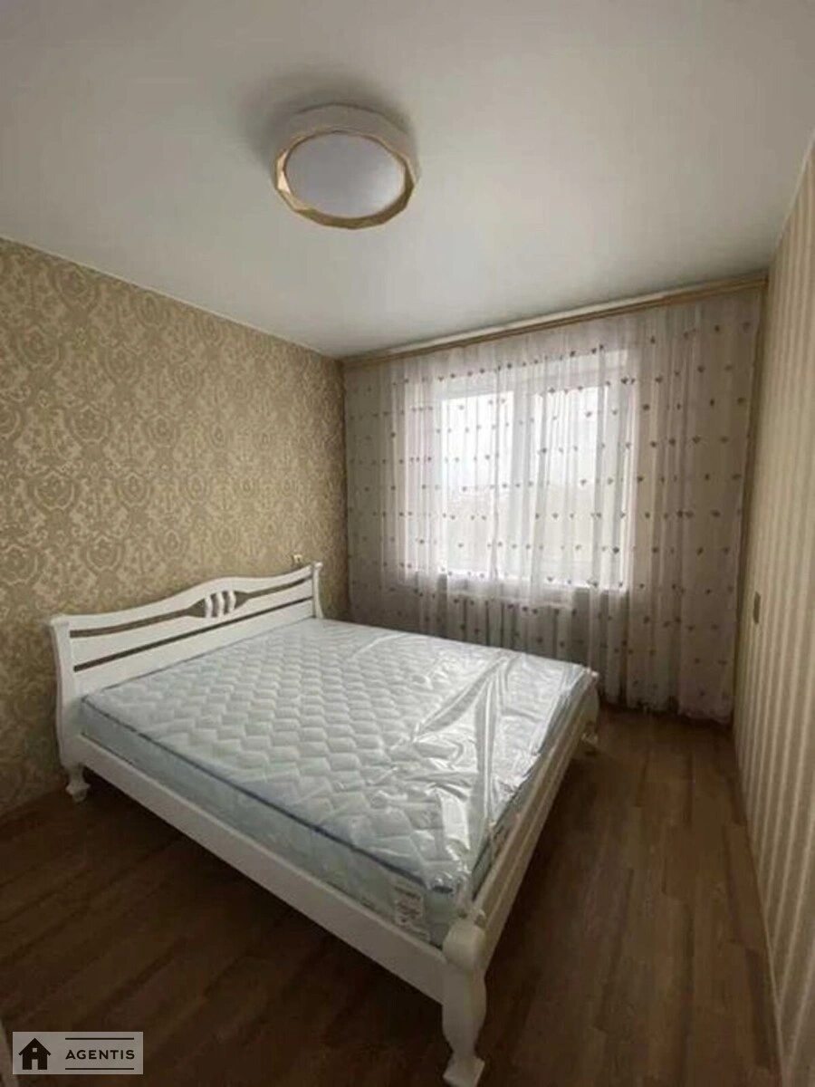 Apartment for rent 3 rooms, 65 m², 4th fl./26 floors. Gogolivska, Kyiv. 