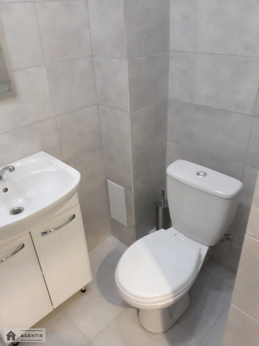 Сдам квартиру 1 комната, 22 m², 1 эт./6 этажей. Миколи Соловцова вул., Киев. 