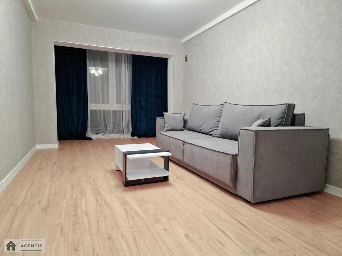 Сдам квартиру 2 комнаты, 57 m², 8 эт./9 этажей. 10, Соломянська вул., Киев. 