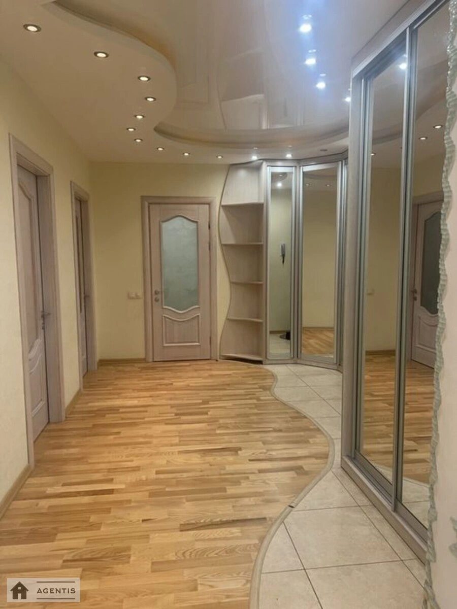 Сдам квартиру 2 комнаты, 89 m², 9 эт./24 этажа. Демиевская, Киев. 