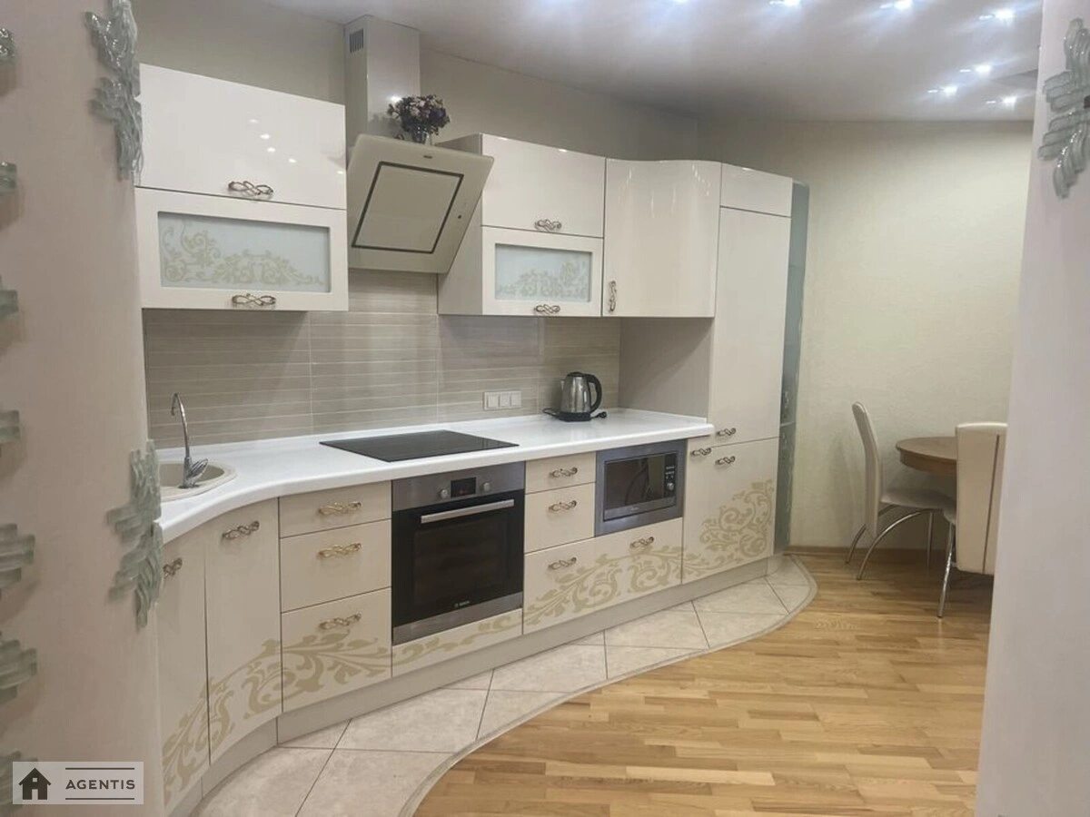 Сдам квартиру 2 комнаты, 89 m², 9 эт./24 этажа. Демиевская, Киев. 