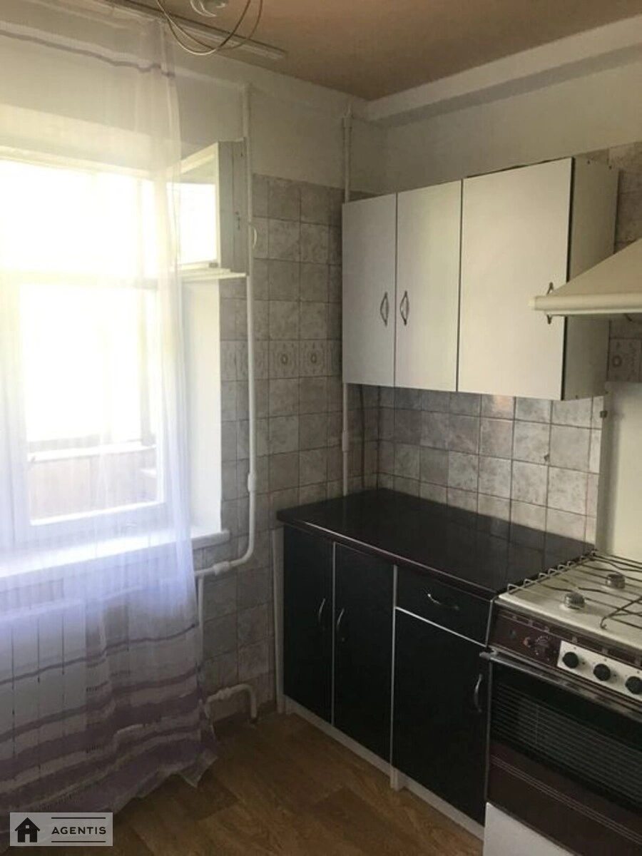 Сдам квартиру 1 комната, 33 m², 3 эт./9 этажей. Оболонский район, Киев. 