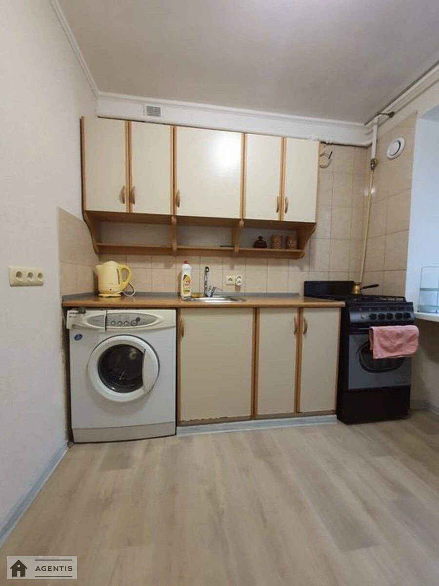 Apartment for rent 1 room, 32 m², 1st fl./5 floors. 3, Oleny Telihy vul., Kyiv. 