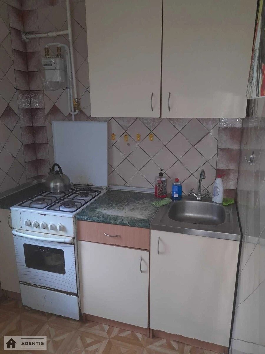 Сдам квартиру 1 комната, 30 m², 1 эт./9 этажей. 11, Галицкая 11, Киев. 