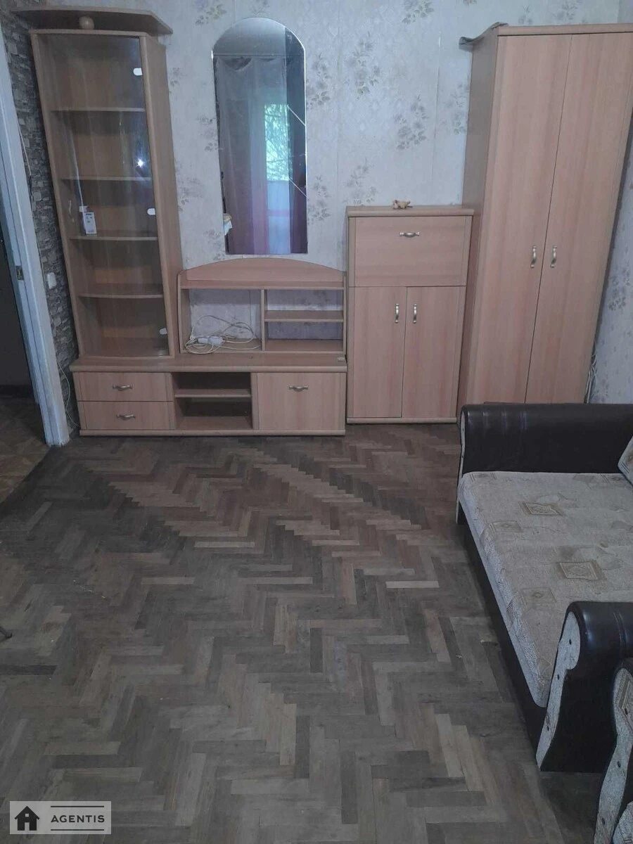 Сдам квартиру 1 комната, 30 m², 1 эт./9 этажей. 11, Галицкая 11, Киев. 