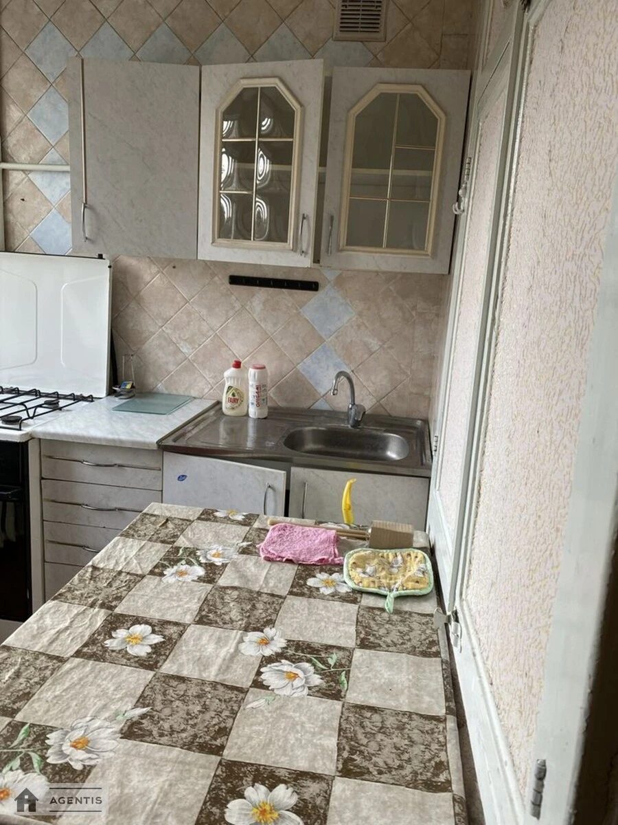 Сдам квартиру 2 комнаты, 42 m², 5 эт./9 этажей. 4, Лаврська вул., Киев. 