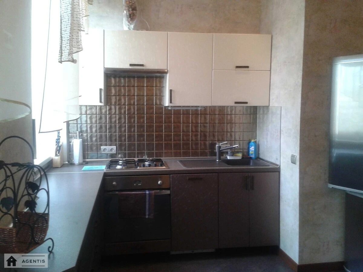 Сдам квартиру 2 комнаты, 60 m², 4 эт./5 этажей. Олеся Гончара вул., Киев. 