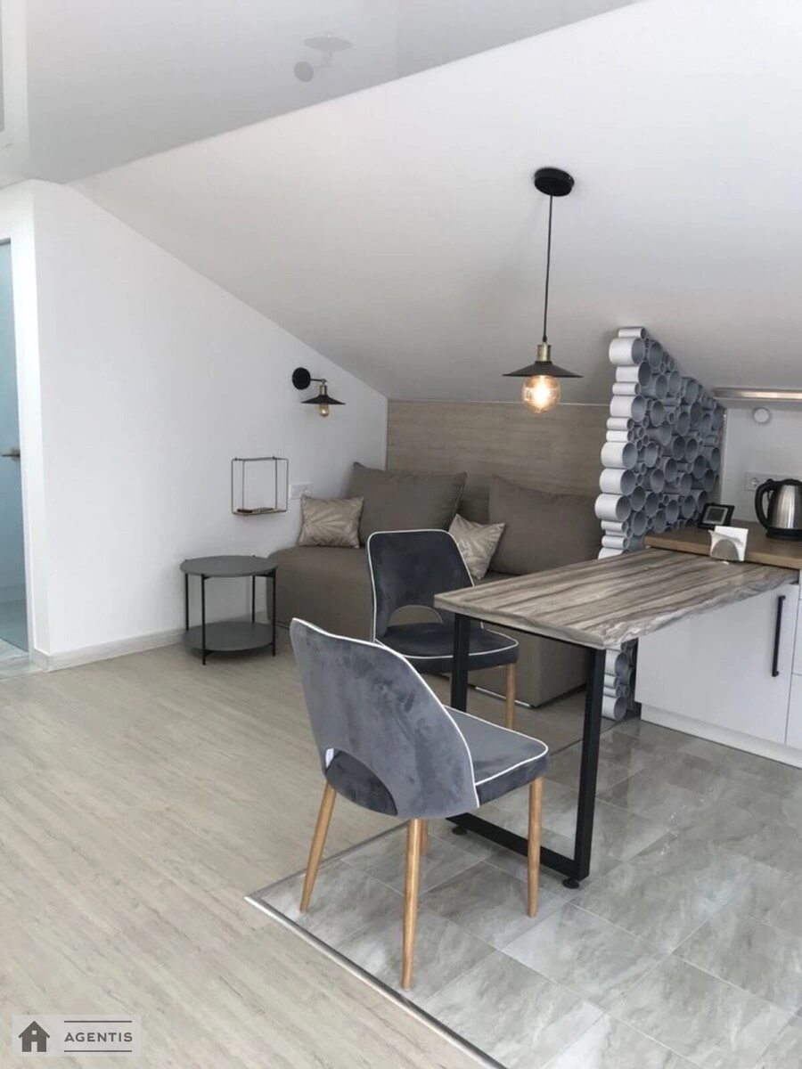 Сдам квартиру 1 комната, 35 m², 3 эт./3 этажа. 16, Байрона вул. (Одоєвського), Киев. 