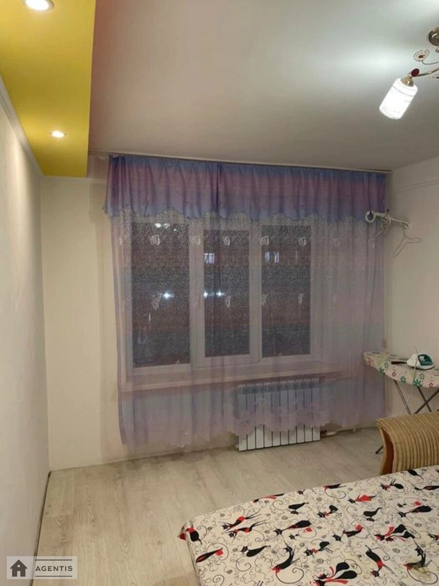 Здам квартиру 3 кімнати, 62 m², 2 пов./5 поверхів. Межова, Київ. 