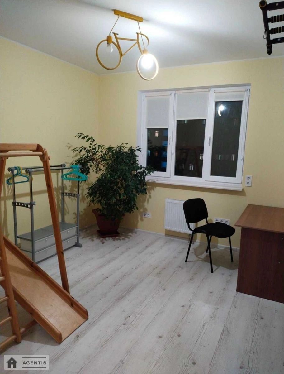 Сдам квартиру 3 комнаты, 74 m², 18 эт./25 этажей. 18, Воскресенская 18, Киев. 