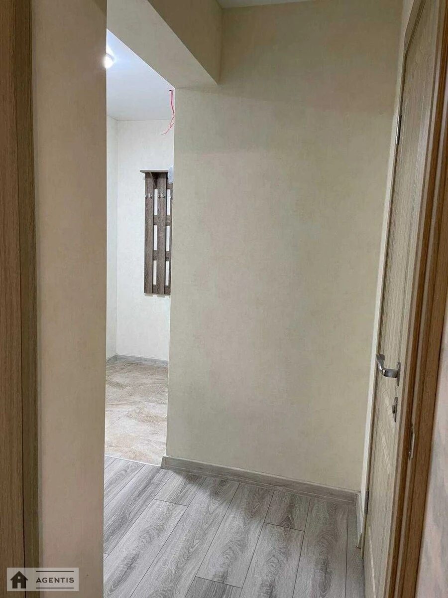 Сдам квартиру 3 комнаты, 70 m², 11 эт./27 этажей. 20, Лисогірський провулок, Киев. 