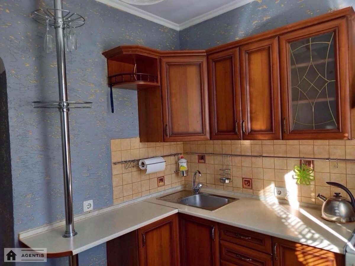 Здам квартиру 1 кімната, 26 m², 1 пов./5 поверхів. Подільський район, Київ. 