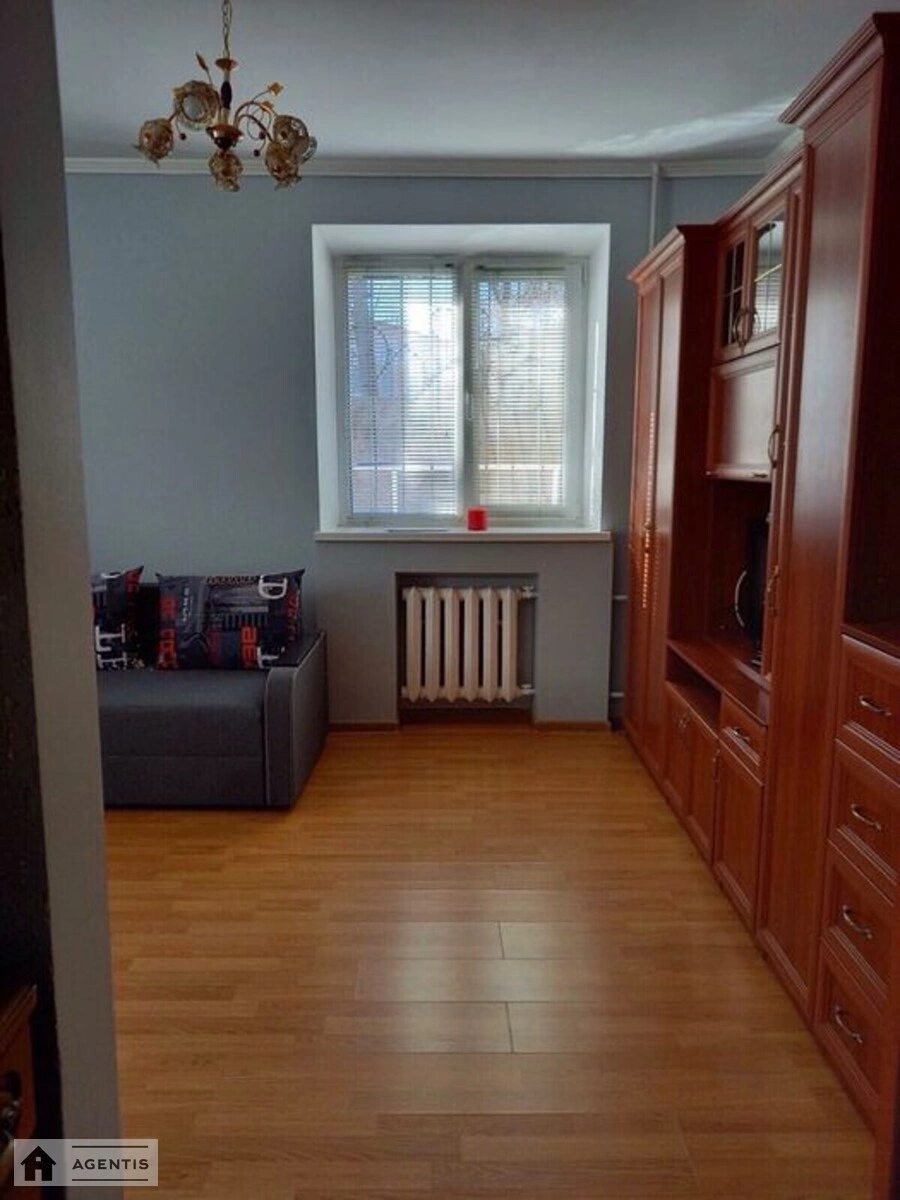 Здам квартиру 1 кімната, 26 m², 1 пов./5 поверхів. Подільський район, Київ. 