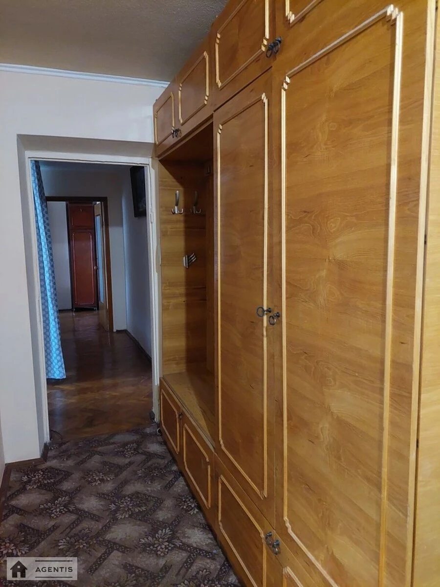 Сдам квартиру 3 комнаты, 70 m², 9 эт./9 этажей. Іоанна Павла ІІ вул. (Патріса Лумумби), Киев. 