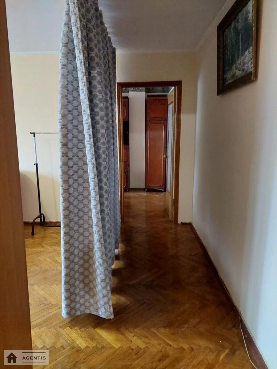 Сдам квартиру 3 комнаты, 70 m², 9 эт./9 этажей. Іоанна Павла ІІ вул. (Патріса Лумумби), Киев. 