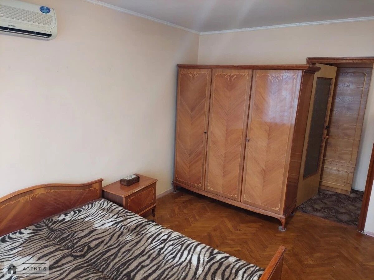 Сдам квартиру 3 комнаты, 70 m², 9 эт./9 этажей. Іоанна Павла ІІ вул. (Патріса Лумумби), Киев. 