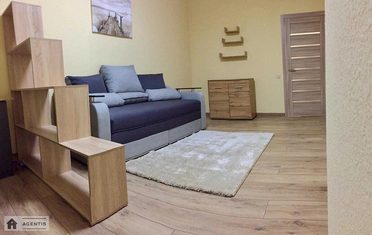 Сдам квартиру 1 комната, 41 m², 2 эт./10 этажей. 38, Героїв Небесної Сотні вул., Киев. 