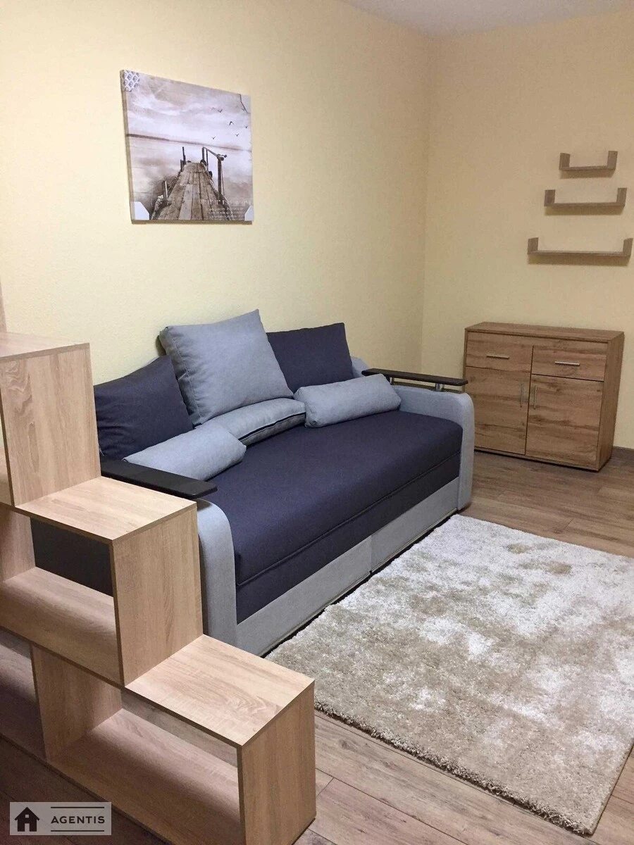 Сдам квартиру 1 комната, 41 m², 2 эт./10 этажей. 38, Героїв Небесної Сотні вул., Киев. 