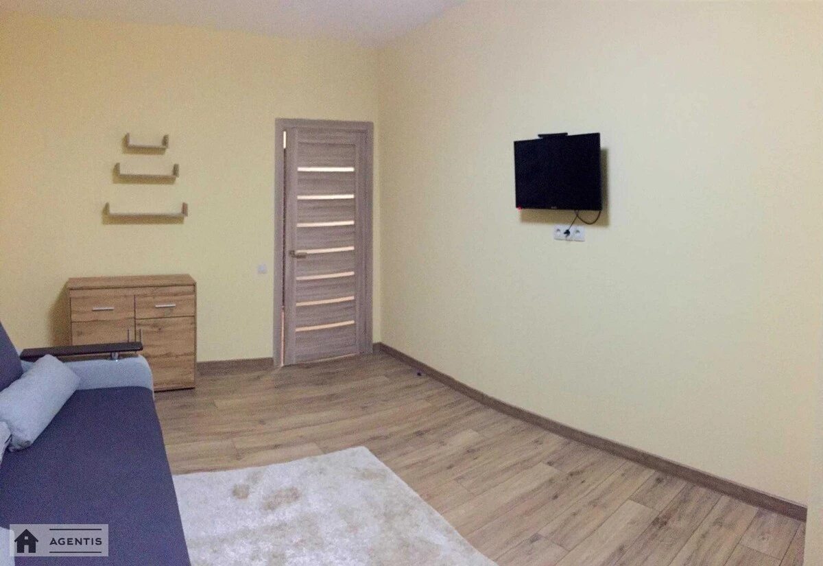 Сдам квартиру 1 комната, 41 m², 2 эт./10 этажей. 38, Героїв Небесної Сотні вул., Киев. 