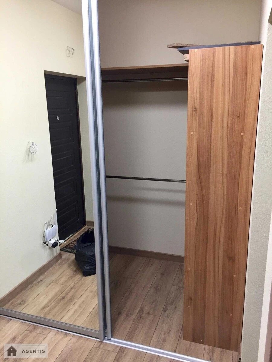 Сдам квартиру 1 комната, 41 m², 2 эт./10 этажей. 38, Героїв Небесної Сотні вул., Киев. 