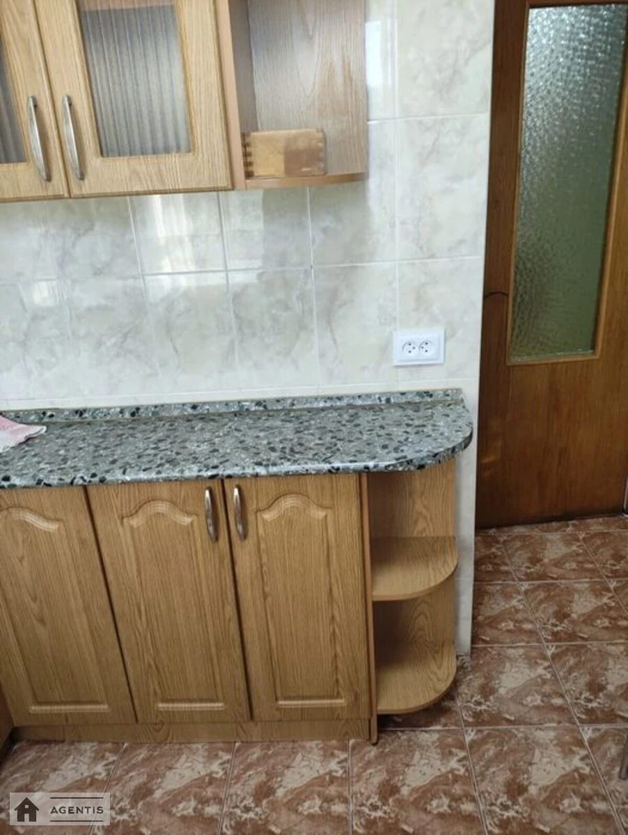 Apartment for rent 2 rooms, 50 m², 3rd fl./5 floors. Pavla Chubynskoho vul. Krupskoyi, Kyiv. 