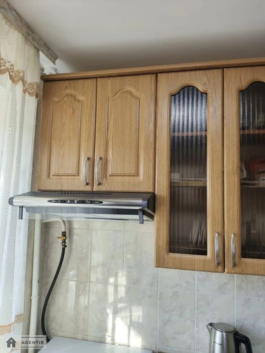 Apartment for rent 2 rooms, 50 m², 3rd fl./5 floors. Pavla Chubynskoho vul. Krupskoyi, Kyiv. 