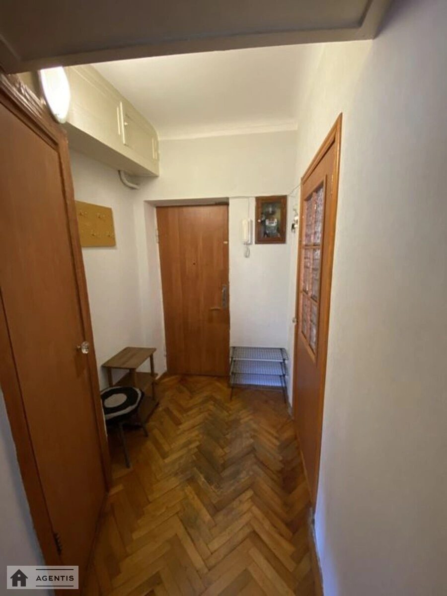 Apartment for rent 2 rooms, 40 m², 1st fl./5 floors. Olzhycha, Kyiv. 