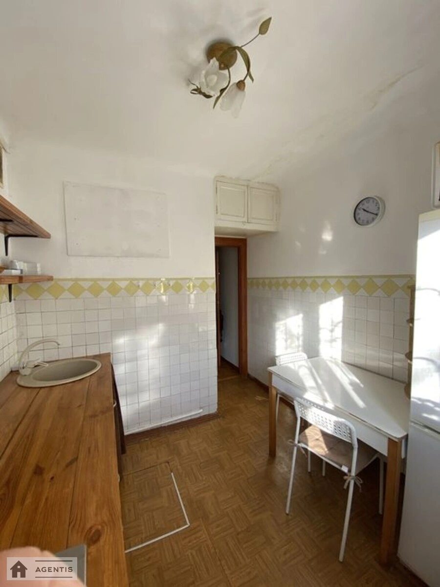 Apartment for rent 2 rooms, 40 m², 1st fl./5 floors. Olzhycha, Kyiv. 