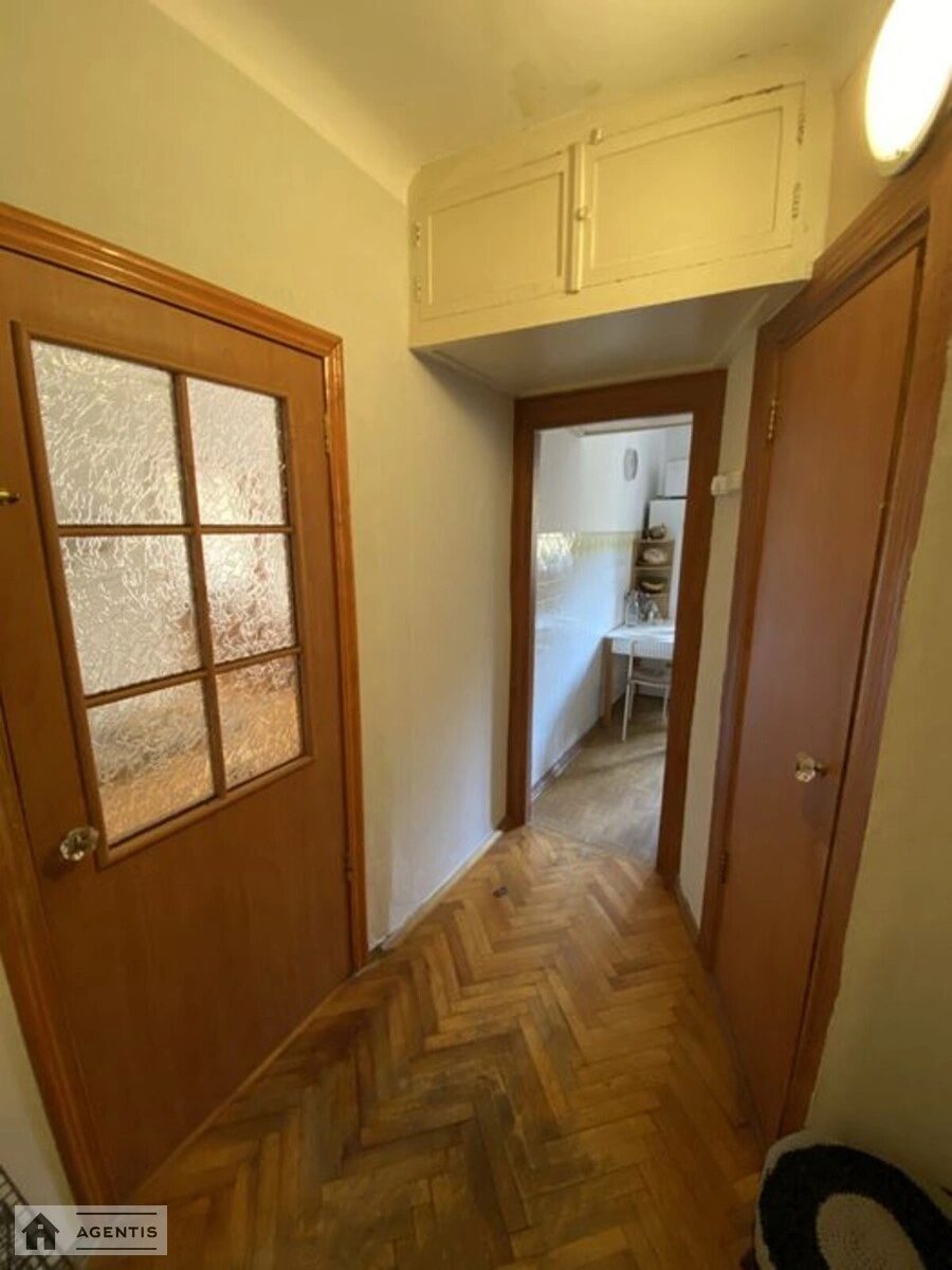 Apartment for rent 2 rooms, 40 m², 1st fl./5 floors. Olzhycha, Kyiv. 