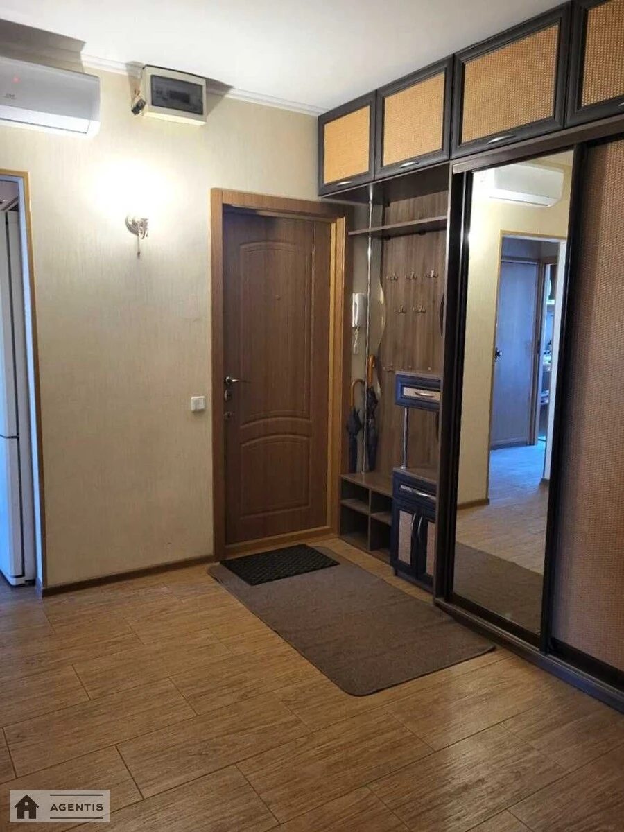 Здам квартиру 3 кімнати, 72 m², 6 пов./12 поверхів. Печенізька, Київ. 