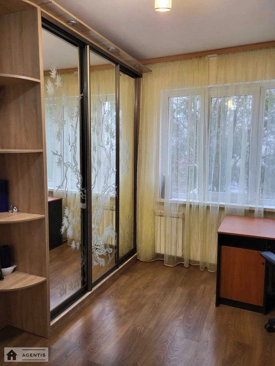 Здам квартиру 3 кімнати, 72 m², 6 пов./12 поверхів. Печенізька, Київ. 