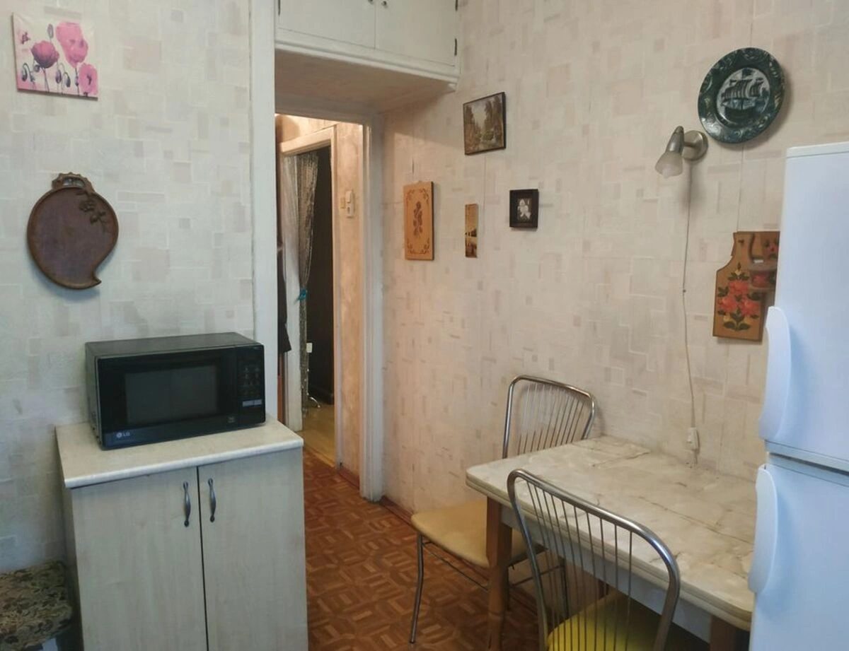 Здам квартиру 1 кімната, 30 m², 4 пов./5 поверхів. 52, Вишгородська 52, Київ. 