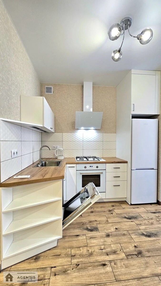 Сдам квартиру 1 комната, 40 m², 6 эт./10 этажей. 20, Мартинова , Софиевская Борщаговка. 