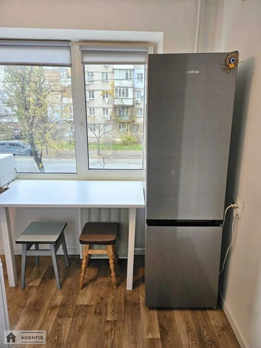 Apartment for rent 2 rooms, 45 m², 2nd fl./5 floors. 18, Vinstona Cherchyllya vul. Chervonotkatska, Kyiv. 