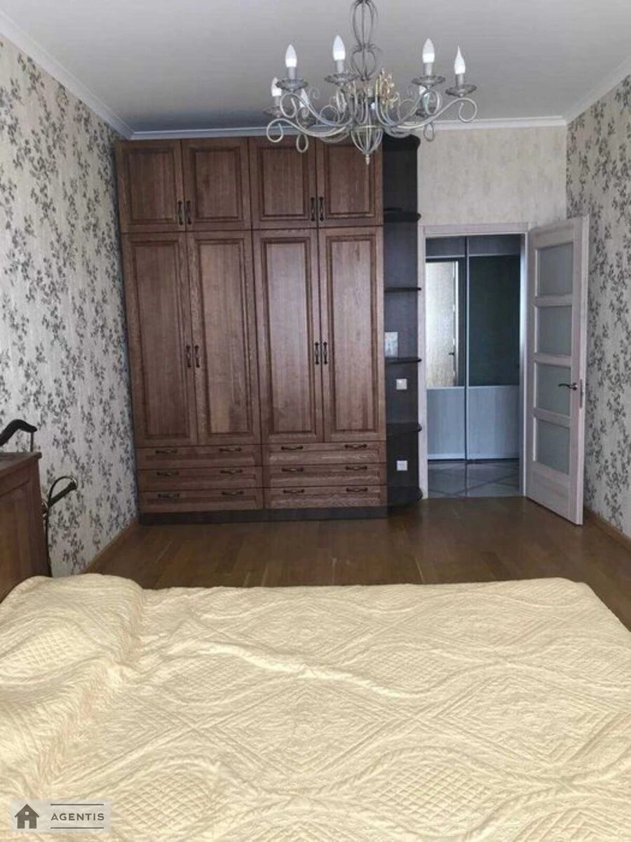 Сдам квартиру 2 комнаты, 80 m², 18 эт./23 этажа. Кирилло-Мефодиевская, Киев. 