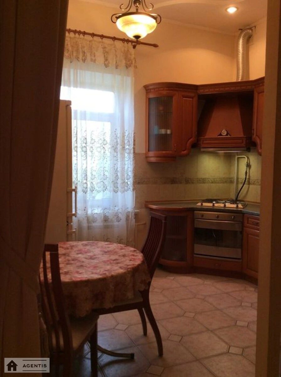 Здам квартиру 2 кімнати, 60 m², 3 пов./5 поверхів. 18, Юрія Іллєнка вул. (Мельникова), Київ. 