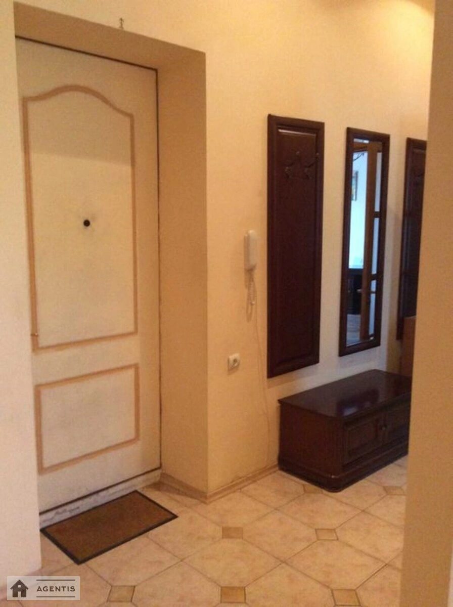 Здам квартиру 2 кімнати, 60 m², 3 пов./5 поверхів. 18, Юрія Іллєнка вул. (Мельникова), Київ. 