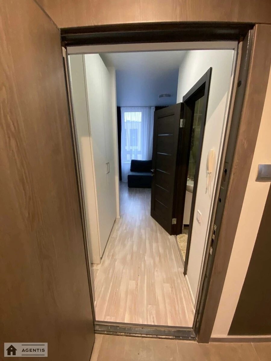 Сдам квартиру 1 комната, 29 m², 2 эт./9 этажей. 2, Салютная 2, Киев. 