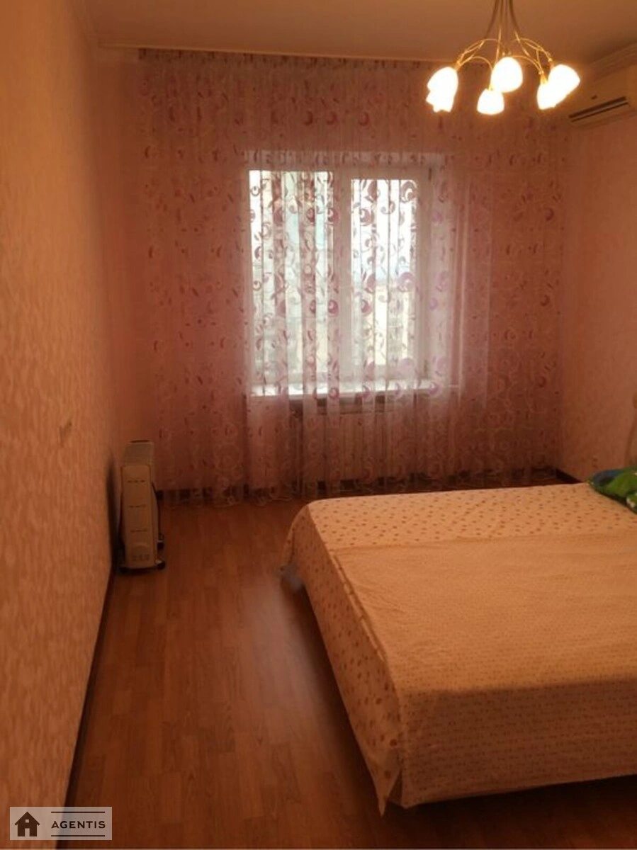 Сдам квартиру 2 комнаты, 90 m², 11 эт./18 этажей. 69, Дмитриевская 69, Киев. 