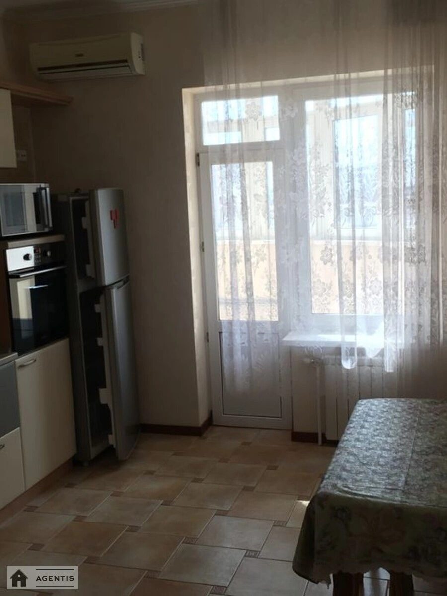 Сдам квартиру 2 комнаты, 90 m², 11 эт./18 этажей. 69, Дмитриевская 69, Киев. 