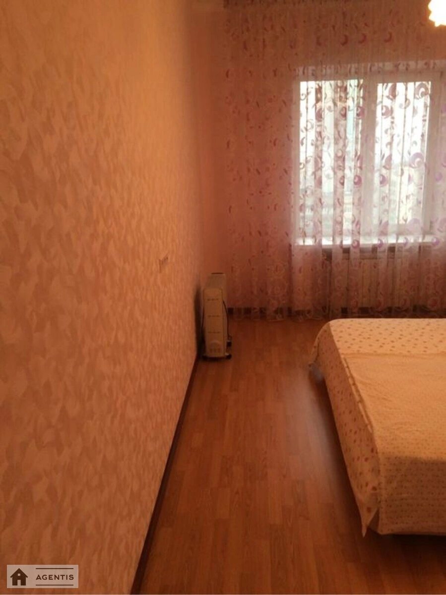 Сдам квартиру 2 комнаты, 90 m², 11 эт./18 этажей. 69, Дмитриевская 69, Киев. 