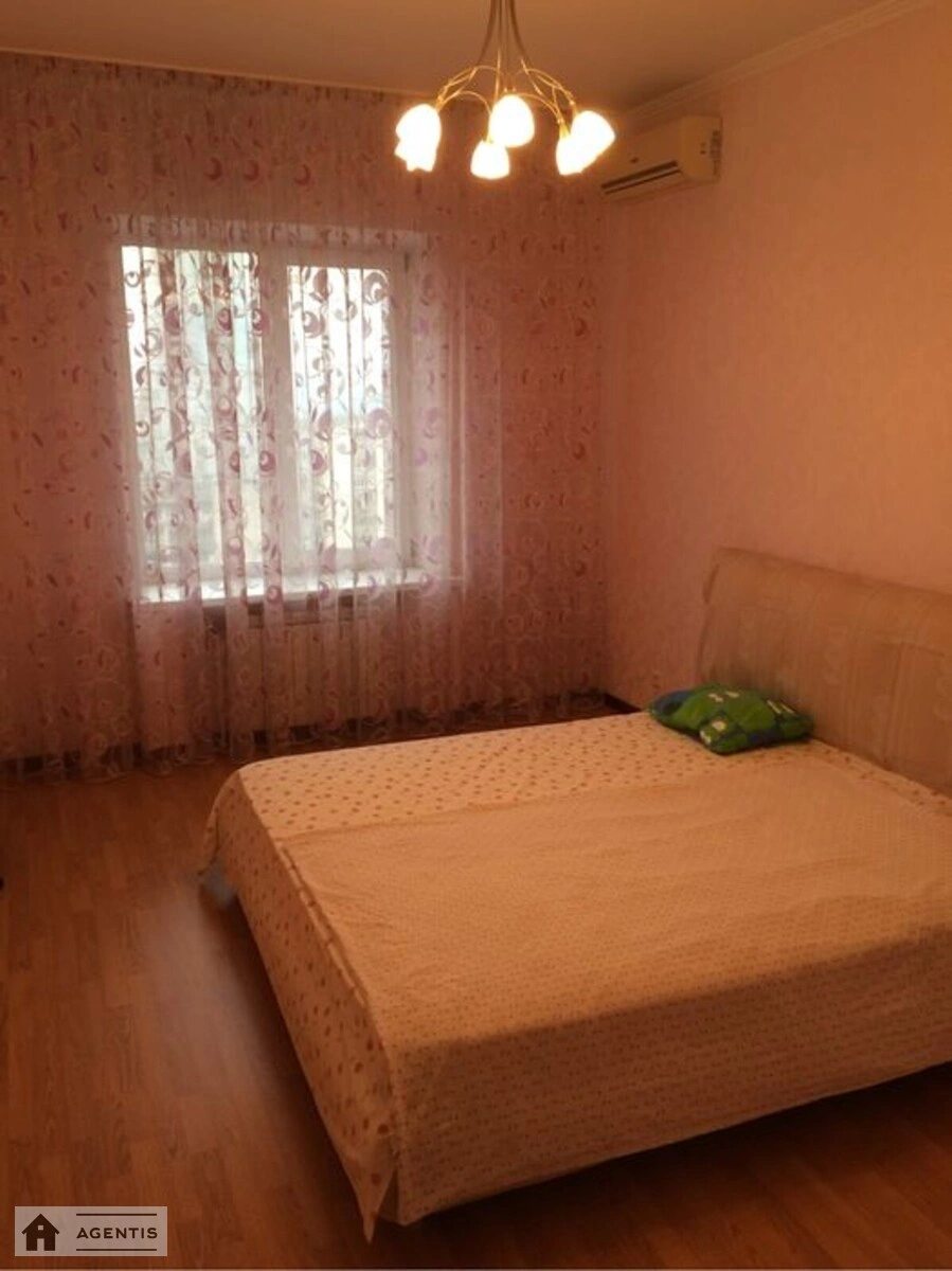 Сдам квартиру 2 комнаты, 90 m², 11 эт./18 этажей. 69, Дмитриевская 69, Киев. 