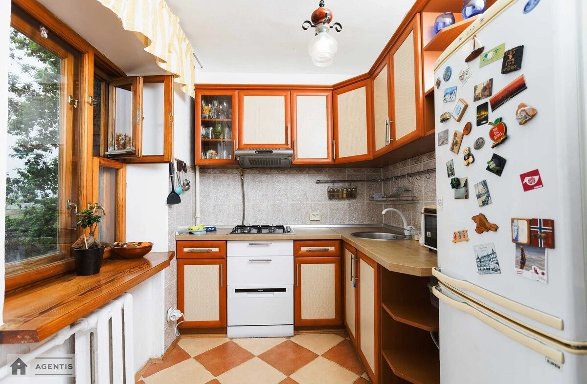 Сдам квартиру 3 комнаты, 57 m², 3 эт./5 этажей. Троїцько-Кирилівська вул. (Олексія Терьохіна), Киев. 