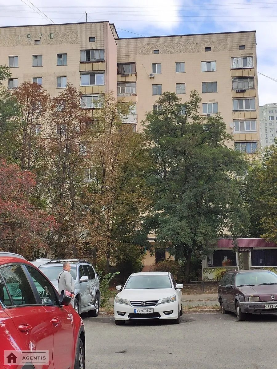 Сдам квартиру 1 комната, 50 m², 8 эт./9 этажей. 10, Гетьмана Кирила Разумовського вул. (Миколи Краснова), Киев. 