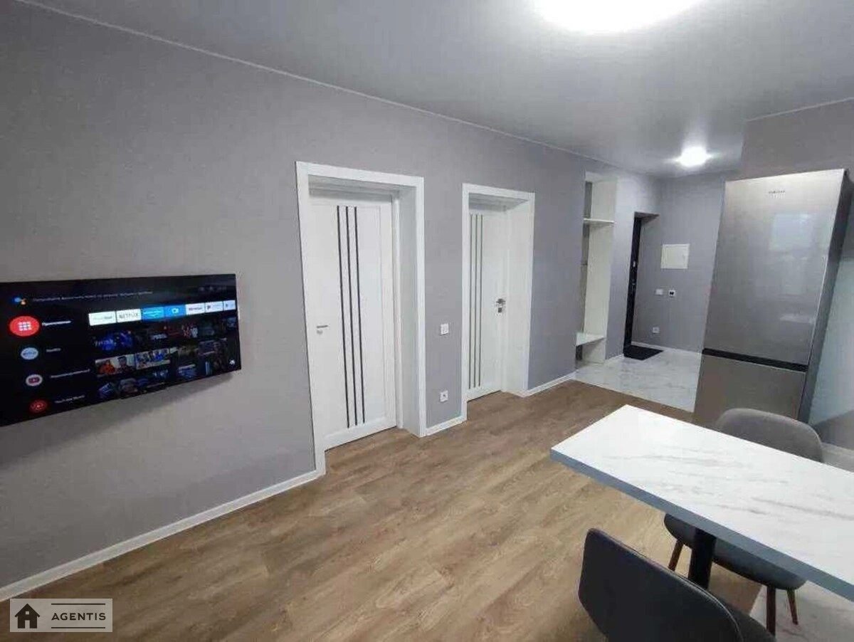 Сдам квартиру 3 комнаты, 86 m², 2 эт./5 этажей. 10, Деснянская 10, Киев. 