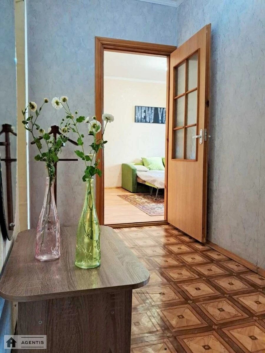 Сдам квартиру 1 комната, 42 m², 10 эт./16 этажей. 8, Драгоманова 8, Киев. 