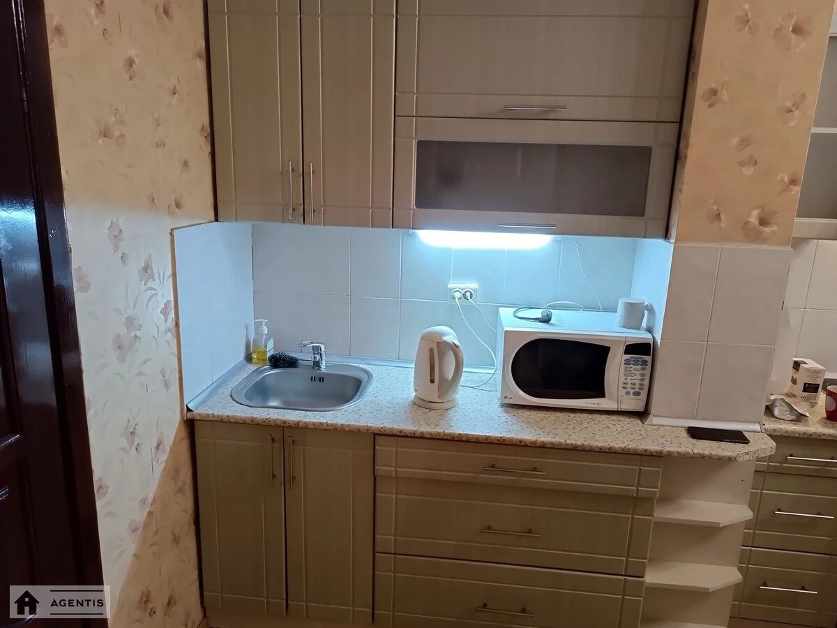 Сдам квартиру 2 комнаты, 67 m², 9 эт./18 этажей. 5, Соломії Крушельницької вул., Киев. 