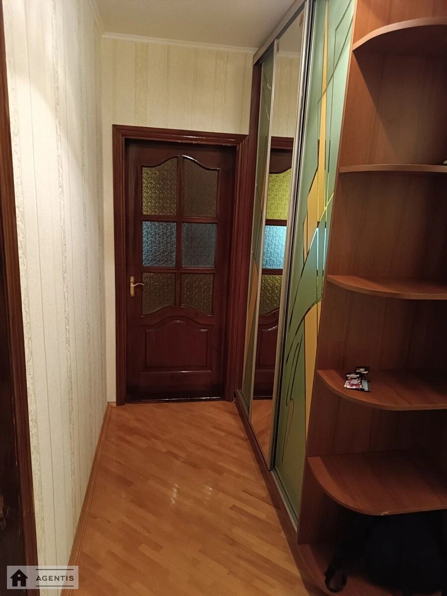 Сдам квартиру 2 комнаты, 67 m², 9 эт./18 этажей. 5, Соломії Крушельницької вул., Киев. 