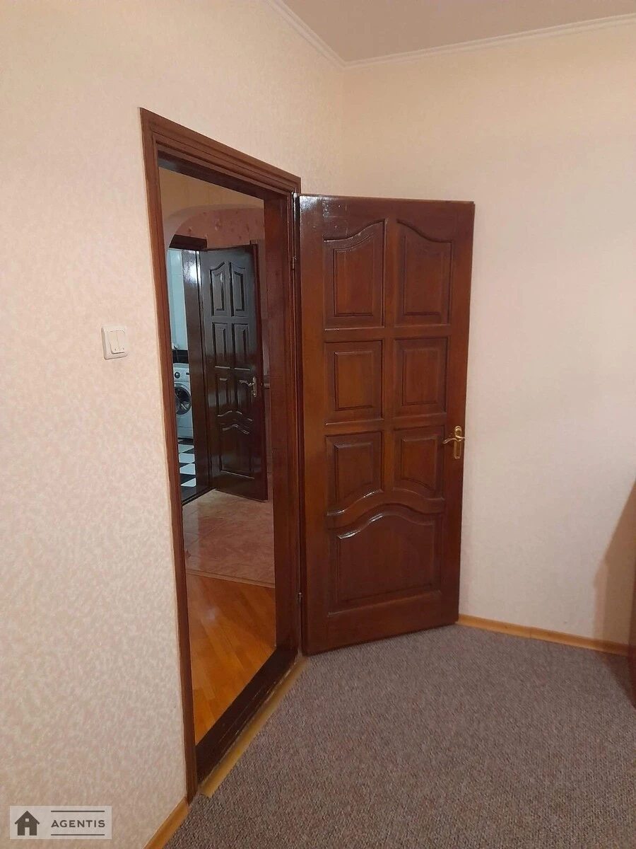 Сдам квартиру 2 комнаты, 67 m², 9 эт./18 этажей. 5, Соломії Крушельницької вул., Киев. 