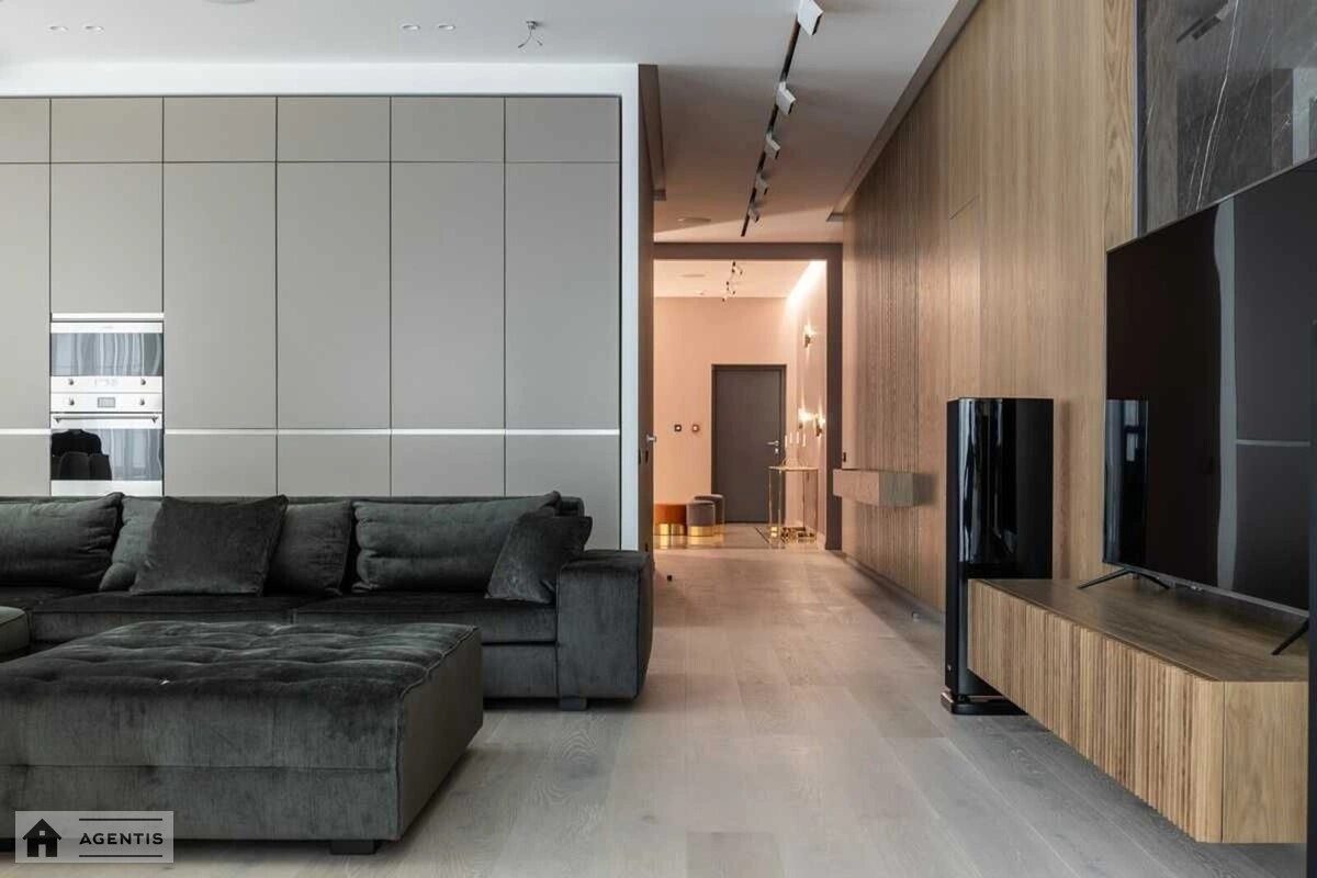 Сдам квартиру 4 комнаты, 140 m², 3 эт./6 этажей. Замковецкая, Киев. 